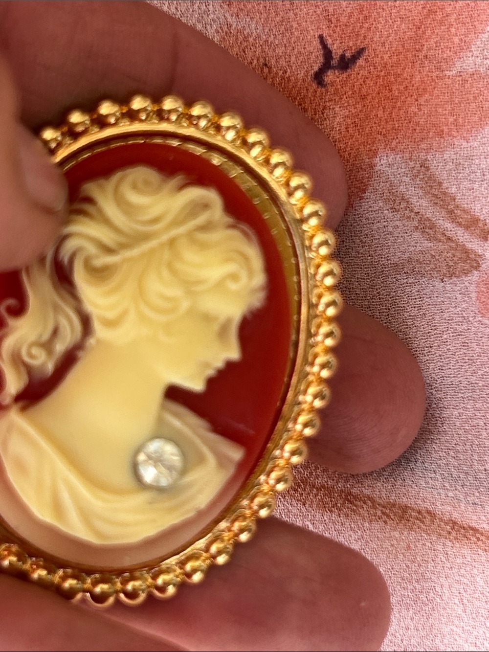 Vintage Red and Cream Cameo Brooch with Gold Frame - Picture 4 of 5